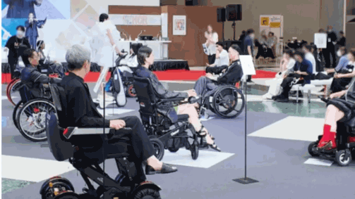 「H.C.R2025 ランウェイショー「彩 -Color Your Life-」でサンライズメディカルの車いすが使用されました」